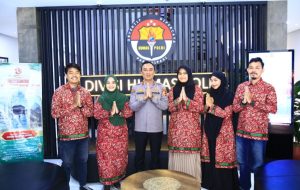Kadiv Humas Hadiahi Lima Jurnalis ke Tanah Suci