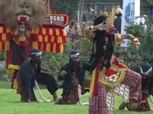 Tari Bujang Ganong Jatilan Merak Meriahkan Parade Surya Senja Grahadi