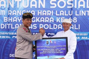 Kapolda Bantu Pembangunan Bale Gong di Pura Puja Arcana
