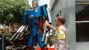 Ratusan Knalpot Brong Hasil Sitaan Polresta Malang Kota Disulap Jadi Patung Robot