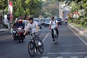 Kurangi Polusi, Wali Kota Eri Cahyadi Gunakan Sepeda Angin Menuju Balai Kota