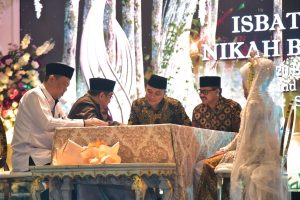 HABIS RP 7,4 MILIAR TANPA APBD, PEMKOT SURABAYA NIKAHKAN 225 PASANGAN SECARA MASSAL