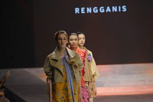 WALI KOTA ERI CAHYADI KENALKAN BUSANA UMKM HINGGA KE MANCANEGARA MELALUI SURABAYA FASHION PARADE
