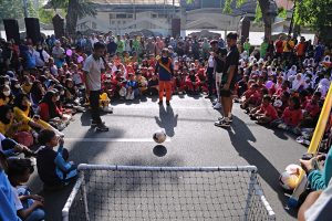SEMARAK PIALA DUNIA, PEMKOT SURABAYA GELAR ROADSHOW U-17 BERSAMA PEMAIN TIMNAS DAN PERSEBAYA