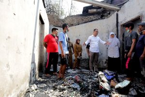 PENYINTAS KEBAKARAN PUTAT JAYA SURABAYA TERIMA BANTUAN PEMKOT, WALI KOTA ERI TARGETKAN 10 HARI PERBAIKAN RUMAH RAMPUNG