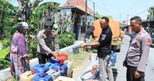HUT Humas Polri, Polres Gresik Gelar Baksos Air Bersih 25 Ribu Liter di Duduk Sampeyan
