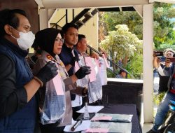 Dengan gaya ketiga tersangka mengaku anggota kepolisian gadungan, akhirnya tidak berkutik saat dilakukan penangkapan oleh Satreskrim Polres Pelabuhan Tanjung