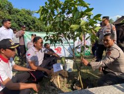 Menyambut HUT Humas Polri Ke-72, Polres Badung Mempelestarikan Dengan Cara Menanamkan Pohon Perhijauan