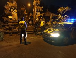 Rutinitas Blue Light Patrol Polsek Abiansemal Sambangi Tempat Suci