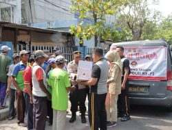 Jum’at Berkah : Polres Nganjuk Bagikan Puluhan Bungkus Sarapan Pagi untuk Tukang Becak dan Pedagang Asongan