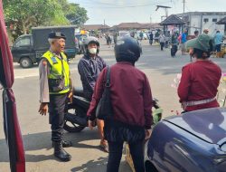 Cegah Gangguan Kriminalitas Samapta Polsek Mengwi Sambangi Pasar Beringkit