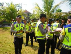 Kamin Ops melalui satgas Ban Ops Mantap Brata Agung Polres Bangli periksa kesehatan dan bagikan bekes.