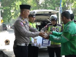 Jum’at Berkah Berbagi, Satlantas Polres Gresik Bagikan Nasi Bungkus di Jalan