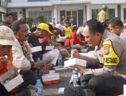 Pupuk Kebersamaan Bersama Abang Becak, Kapolrestabes Surabaya Ajak Sarapan Pagi dan Bagikan Paket Sembako