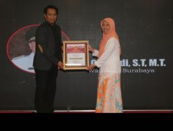 Wali Kota Surabaya Dapat Penghargaan The Right Man On The Right Place Kategori The Most Responsive Leader with Servant Leadership