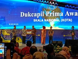 PEMKOT SURABAYA RAIH PENGHARGAAN DUKCAPIL PRIMA AWARD KATEGORI KOTA DENGAN JUMLAH PENDUDUK BESAR