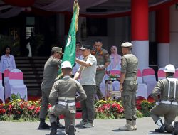 HUT Provensi Jatim ke 78. Wali Kota Sambut Bendera PATAKA JER BASUKI MAWA BEYA