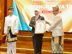 Gubernur Khofifah Terima Penghargaan Hakaryo Guno Mamayu dari Pemkot Batu