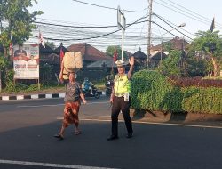 Kanit Lantas Polsek Mengwi Bantu Sebrangkat Warga