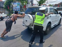 Anggota Lantas Polsek Mengwi Bantu Warga Dorong Mobil Mogok