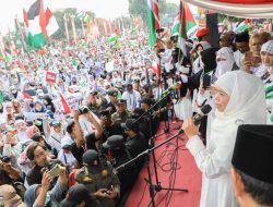 Berbaur dengan Puluhan  Ribu Masyarakat Jatim Aksi Bela Palestina, Gubernur Khofifah Ajak Dukung Lewat Doa dan Donasi