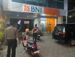 Samapta Polsek Kuta Utara Blue Light Patrol Sambangi ATM Di Jalan Raya Canggu