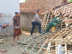 Sinergitas Polisi bersama TNI dan Warga Bersihkan Rumah Roboh Akibat Angin Kencang di Sampang