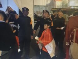 Brimob Polda Jatim Sediakan Air Minum Gratis Untuk Penonton di GBT, Antisiapasi Dehidrasi