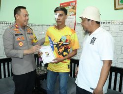 Kapolres Gresik bersama Pentolan Suporter Jenguk Korban Luka Bentrokan di Stadion Gelora Joko Samudro