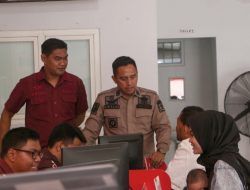 Kepala Kesatuan Pengamanan Lapas Kelas I Madiun Memastikan Keamanan Kunjungan Keluarga WBP