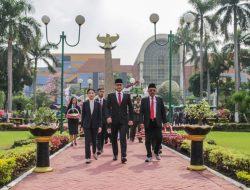 ZIARAH DI TMP KUSUMA BANGSA, WALI KOTA ERI: SEMANGAT PAHLAWAN TERUS MEMBARA DI HATI AREK SUROBOYO