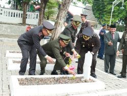 Mengenang Hari Pahlawan, Polres Gresik Ziarah ke Makam Pahlawan