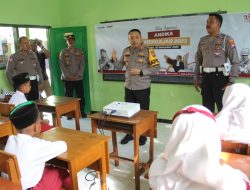 Mendadak Jadi Guru Pada Kelas Inspirasi, Kapolres Kediri Kota Beri Motivasi Para Pelajar