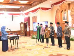 Gubernur Khofifah Lantik Komisioner Komisi Informasi Jawa Timur
