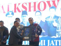 PEMKOT SURABAYA RAIH 3 PENGHARGAAN SEKALIGUS, SUKSES TEKAN STUNTING DAN KEMISKINAN DI JATIM
