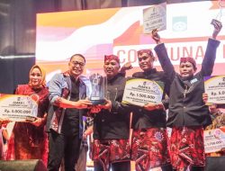 WALI KOTA ERI CAHYADI BERI PENGHARGAAN KAS-RPA KEPADA 19 KAMPUNG DI SURABAYA