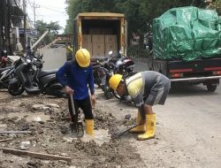 CEGAH BANJIR DI SURABAYA, PEMKOT BERSAMA PDAM GESER PIPA DI MANUKAN