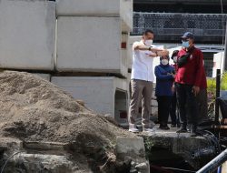 CEGAH BANJIR PEMKOT SURABAYA KEBUT PEMASANGAN DAN KONEKSIKAN SALURAN DI PERMUKIMAN WARGA