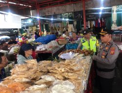Kapolsek Mengwi Didampingi Bhabinkamtibmas, Melakukan Pengecekan Harga Sembako Di Pasar Mengwi