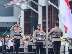 Kapolrestabes Surabaya Pimpin Upacara Hari Kesadaran Nasional dan Berikan Penghargaan Anggota Berprestasi