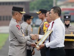 Beri Penghargaan Kepada 40 Personel Berprestasi, Berikut Arahan Kapolda Jatim Jelang Pemilu dan Nataru 2024