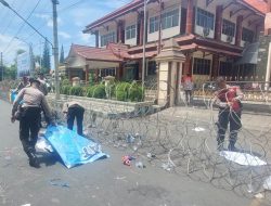 Peduli Lingkungan Polisi Bersihkan Sampah Usai Aksi Demo di Kantor DPRD Situbondo