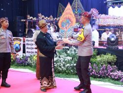 Polda Jatim Stimulasi Pemilu Damai Melalui Pagelaran Seni Wayang Kulit 