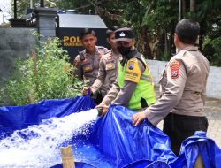 Kendaraan Taktis Polres Blitar Kota Berubah Fungsi Bantu Masyarakat Droping Air Bersih