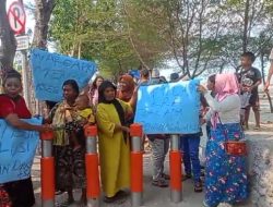 Warga Berontak Akses Jalan Pencaharian Sehari Hari ditutup, Warga Berharap Wali Kota Pecat Camat Bulak