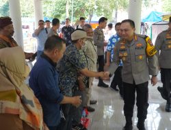 Kapolrestabes Surabaya Kombes Pol Pasma Royce, Membagikan Sembako Pada Jum’at Curhat