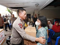 Gelar Jumat Curhat di Desa Bungurasih, Waka Polda Memberikan Santunan Sembako