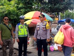 Simpatisan DPC PDIP Kota Denpasar Gelar Kampanye Bazaar Buah Polsek Denbar Beri Pengamanan