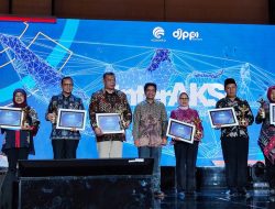 COMMAND CENTER 112 SURABAYA RAIH PENGHARGAAN LAYANAN 112 TERBAIK DARI KEMKOMINFO