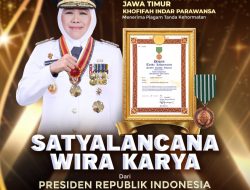 Gubenur khafifah Terima Tanda Kehormatan Satyalancana Wira Karya Bidang Pengelolaan Pengembangan dan Pembangunan Kelautan Dari Presiden RI